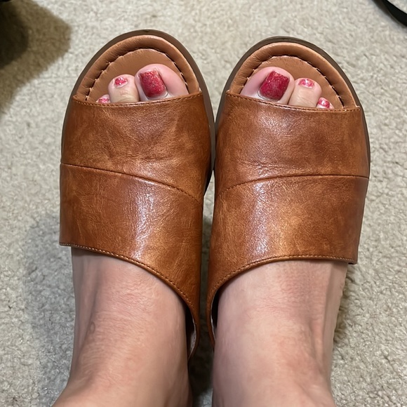 ❤️‍🔥SOLD❤️‍🔥Brown Catherine Sandals - Picture 5 of 5